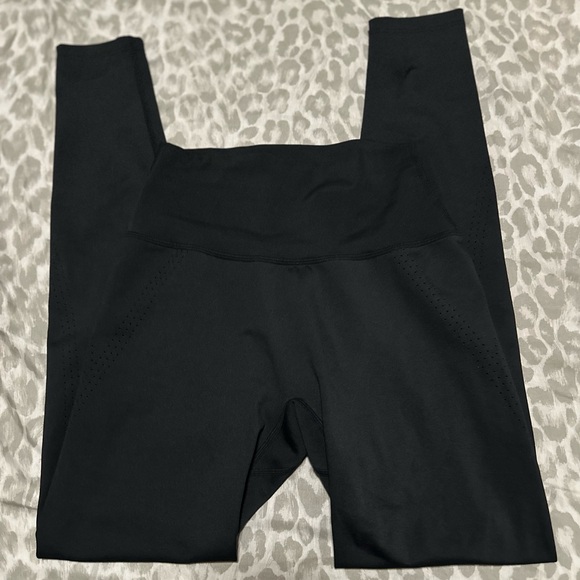 Buffbunny Onyx 🖤 Black Lit Laser Cut Legging | Small - Picture 5 of 13